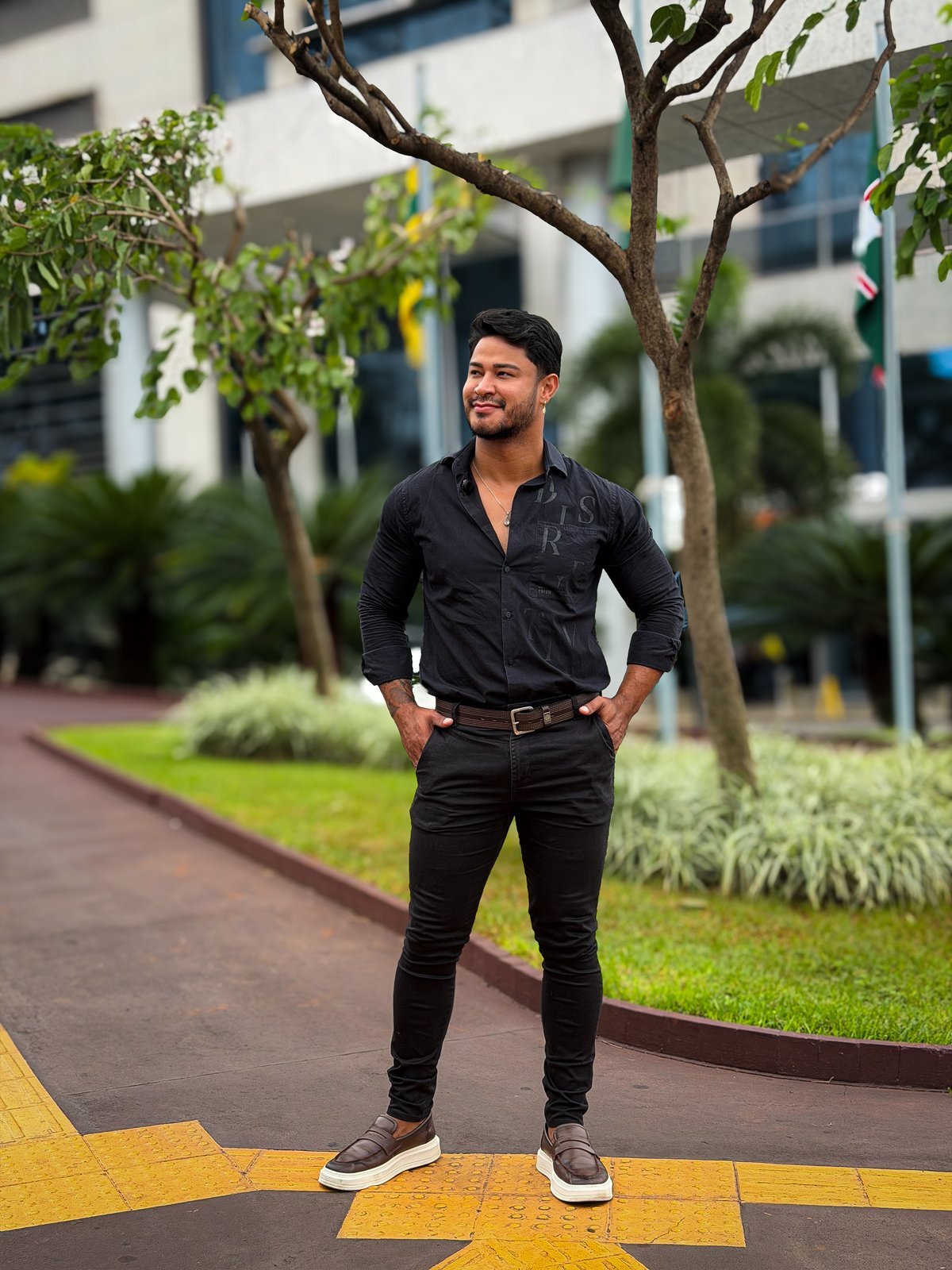 Raysson Ribeiro em frente ao Hotel Transamérica Collection Goiânia
