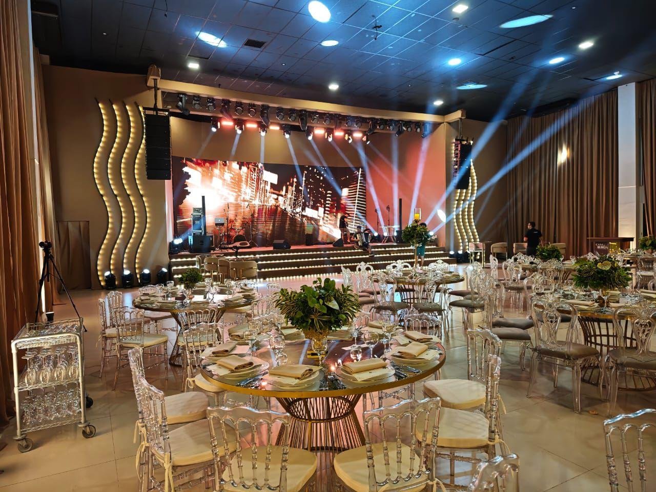 Gala CIO Celebration — palco iluminado e mesas black tie no Memoratto
