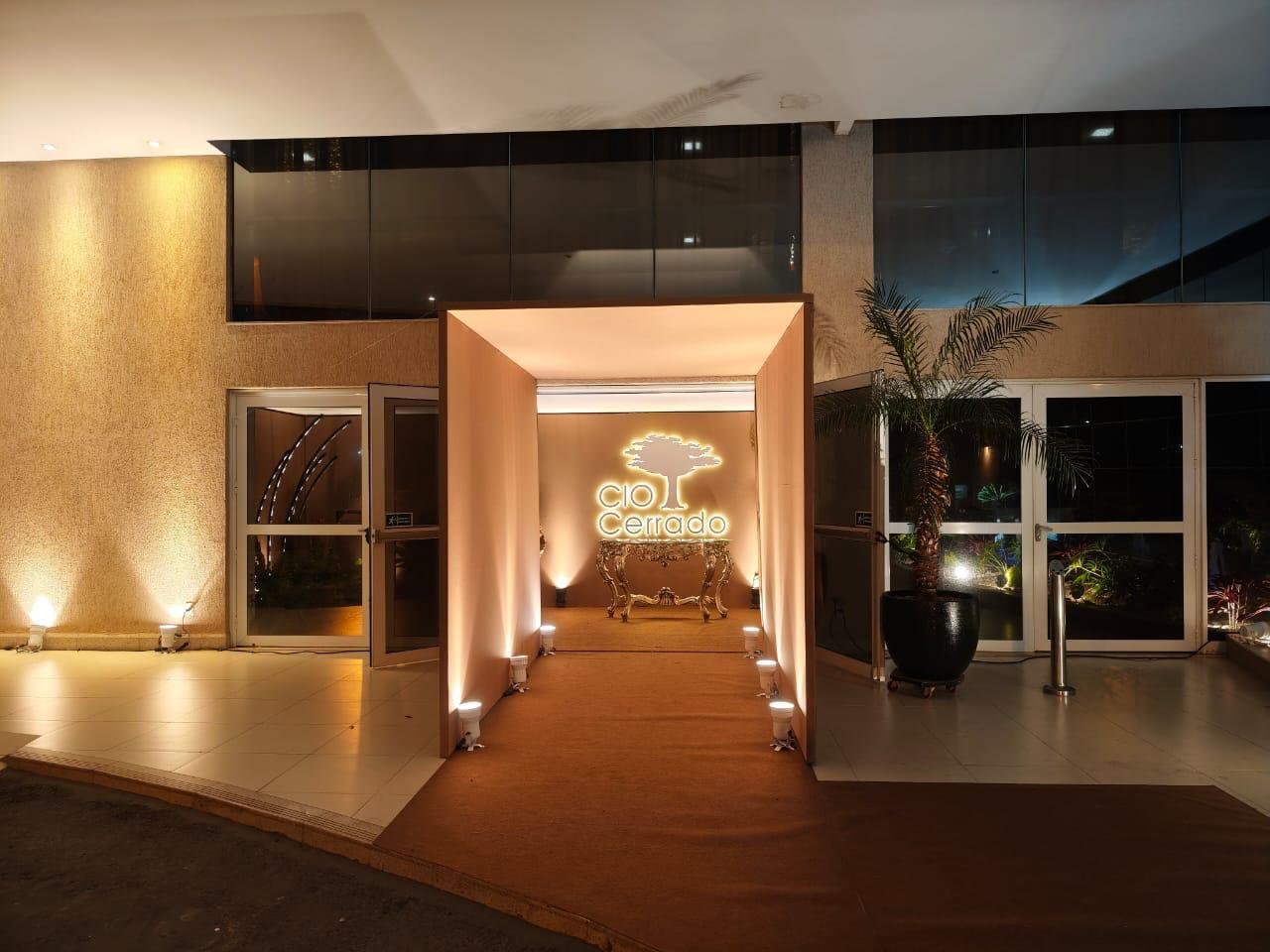 Portal de entrada CIO Cerrado com logo iluminado